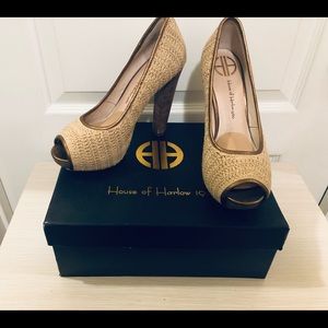 House of Harlow Tan crochete platform w/bronze details. These shoes are fire! 🔥